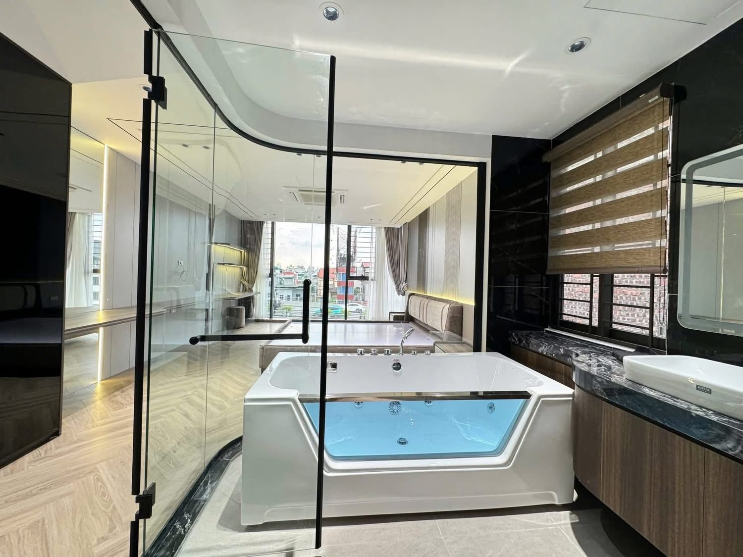 BÁN TOÀ VĂN PHÒNG MẶT PHỐ VIP LONG BIÊN, HÀ NỘI - 8 TẦNG THANG MÁY, FULL NỘI THẤT XỊN XÒ.